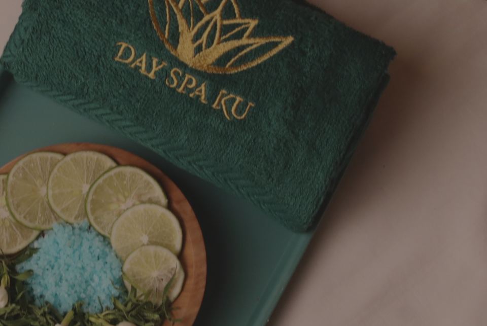 Perlengkapan spa Day Spa Ku: lulur, garam mandi, jeruk nipis dan handuk